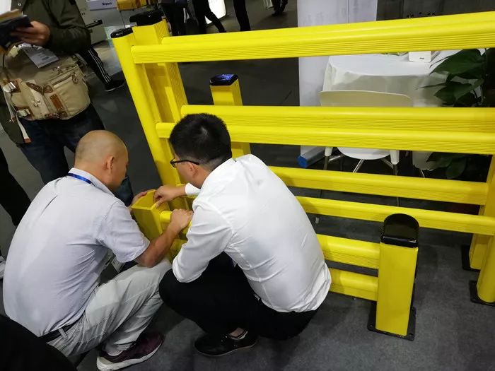 穩(wěn)圖工作人員現(xiàn)場(chǎng)與來(lái)訪用戶(hù)講解產(chǎn)品